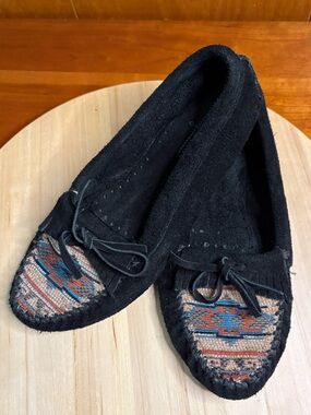 Minnetonka 470K (also known as the Minnetonka Cally Slipper) . Made for inside